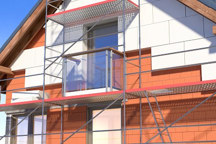 Ein Wohnhaus wird von Außen gedämmt.
