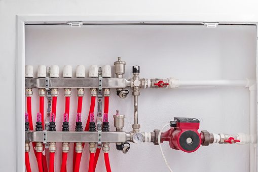 Nahaufnahme diverser Rohre und Wasserleitungen.