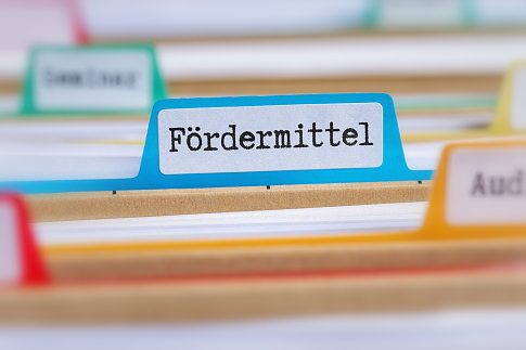 Nahaufnahme eines Aktenordners mit der Beschriftung "Fördermittel".
